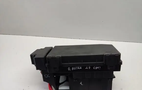 Opel Astra H Fuse module 01534921