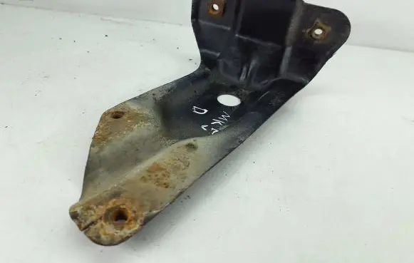Volkswagen Golf V Fender mounting bracket