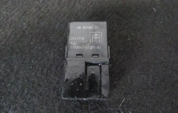 Mitsubishi Carisma Other relay mb953382 v23074