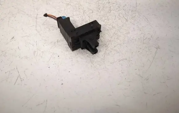 Volkswagen Jetta V Fuel tank opening switch 7L6959833B