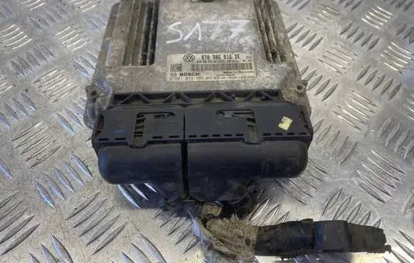 Volkswagen Touareg I Engine control unit/module 070906016DE 0281013302