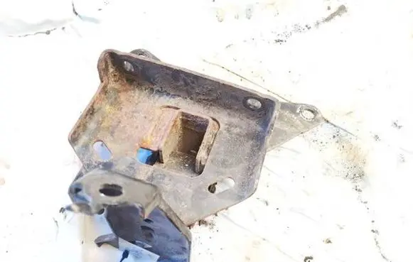 Toyota Urban Cruiser (XP110) Engine mount bracket