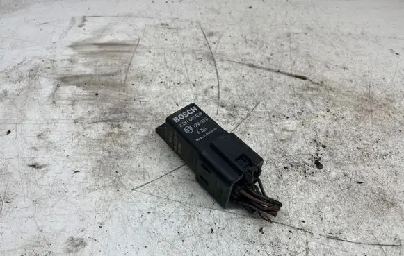 Volkswagen Golf VI Glow plug pre-heat relay 038973721B