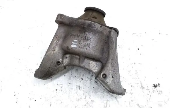 Honda CR-V Engine mount bracket