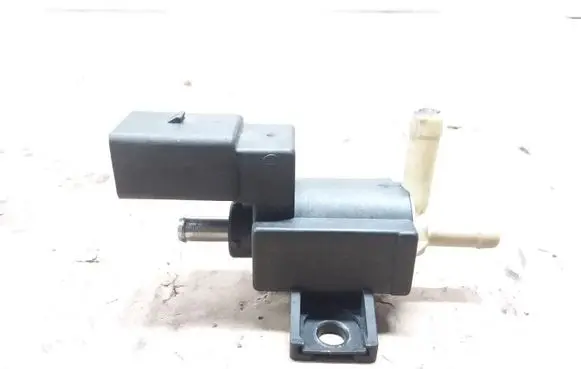 Volkswagen PASSAT B7 Vacuum valve 03C906283B