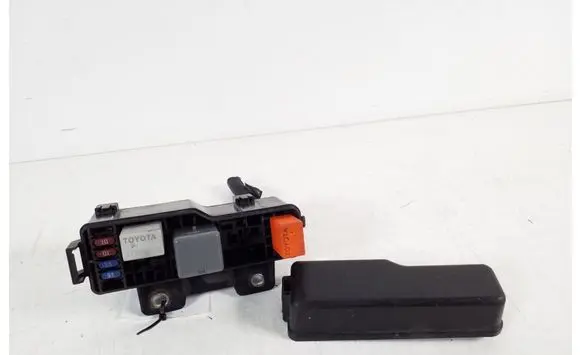 Toyota Corolla Verso AR10 Fuse module 82741-05050