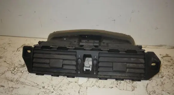 BMW 5 E60 E61 Dash center air vent grill 6910734
