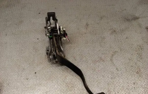Toyota Avensis T270 Clutch pedal 8951020041