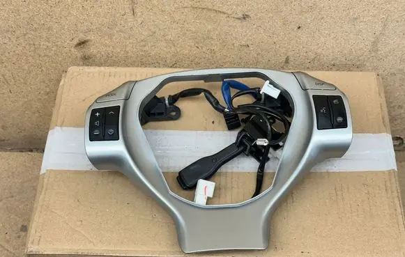Lexus CT 200H Steering wheel buttons/switches 75E385 18A174