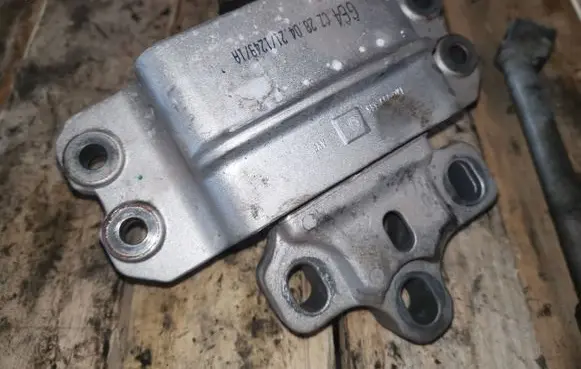 Volkswagen Touran II Engine mount bracket