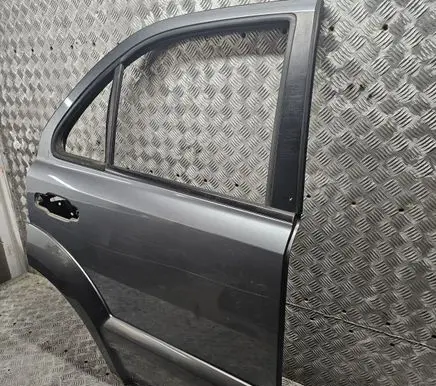 KIA Sorento Rear door