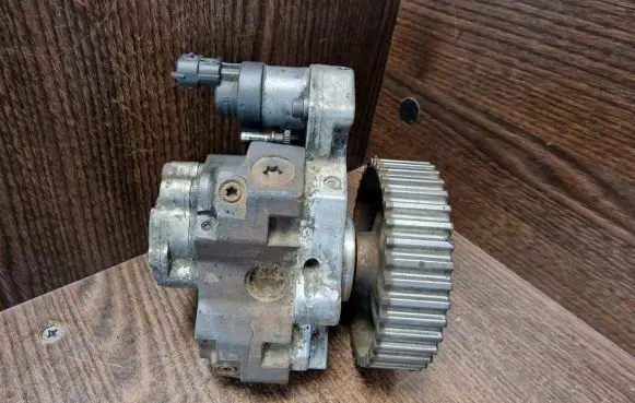 Opel Vivaro Fuel injection high pressure pump 0445010075 8200108225