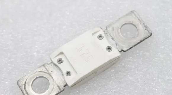 Renault Kangoo II Battery relay fuse 8200351006