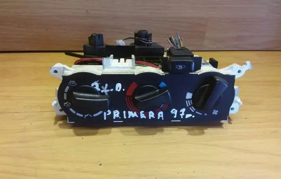 Nissan Primera Climate control unit 7040230732