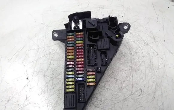 BMW 5 E60 E61 Fuse module 9138830