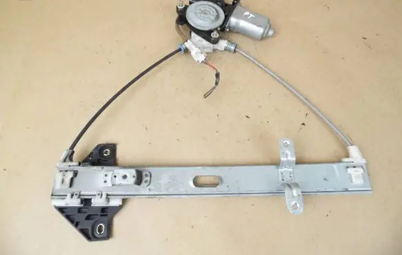 Suzuki Liana Rear window lifting mechanism without motor 