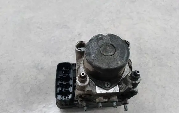 Toyota Avensis Verso ABS Pump 