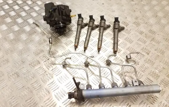 Opel Vivaro Fuel injectors set 0445110569 175214823R 0445010406