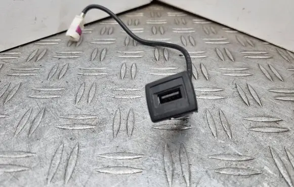 Mercedes-Benz C W204 USB socket connector A1728200515
