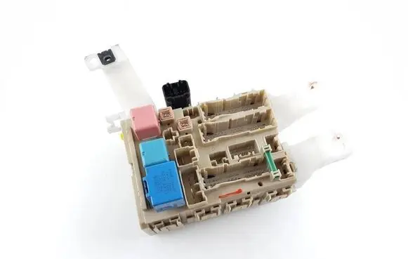 Toyota Verso Fuse module 827300FA30 82730-0FA30 4967-16E05