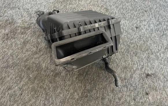 Volkswagen Golf VII Air filter box 5Q0129607S 5Q0129601AA