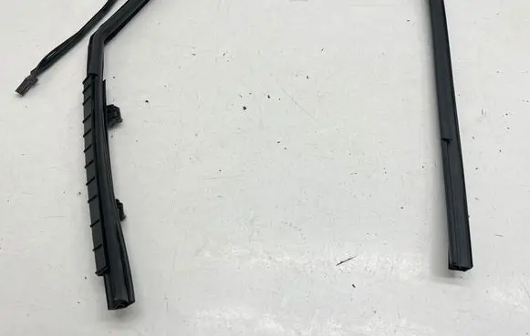 Renault Captur Rubber seal rear door window/glass 823313864