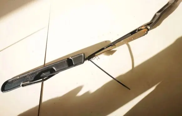 Front wiper blade arm