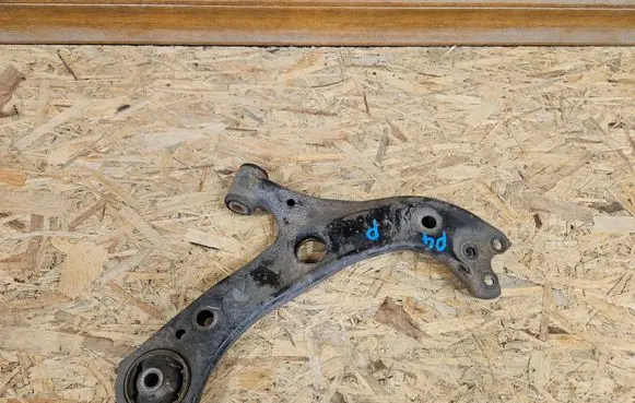 Toyota Prius (XW50) Front lower control arm/wishbone 48069-47060