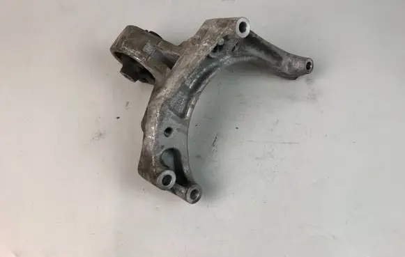 Subaru Outback Engine mounting bracket
