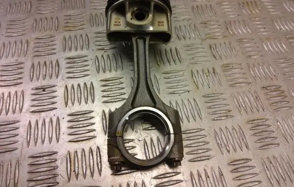 Alfa Romeo Stelvio Piston with connecting rod 52004182 AD2465
