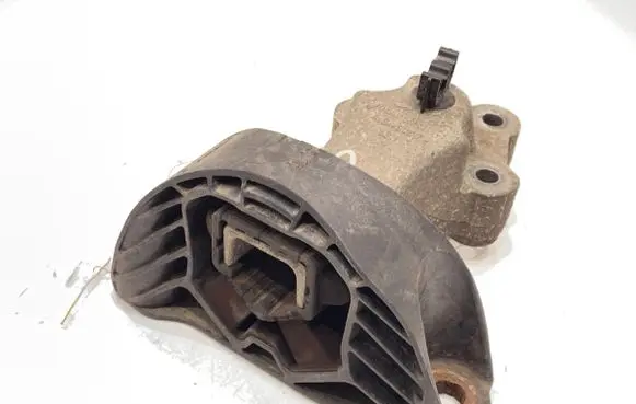 Engine mount vacuum valve