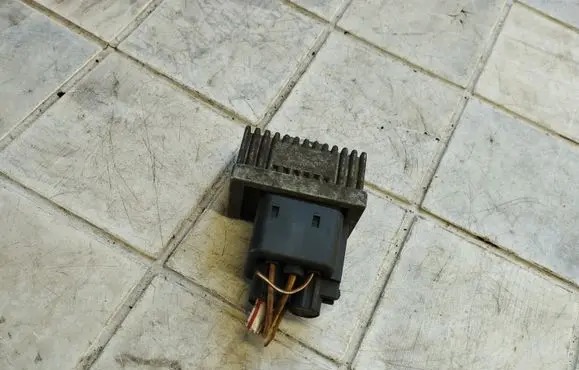 Mitsubishi Space Star Glow plug pre-heat relay 7700115078