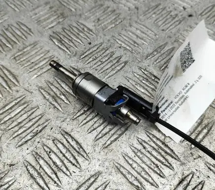 Volvo XC90 Fuel injector 32140075