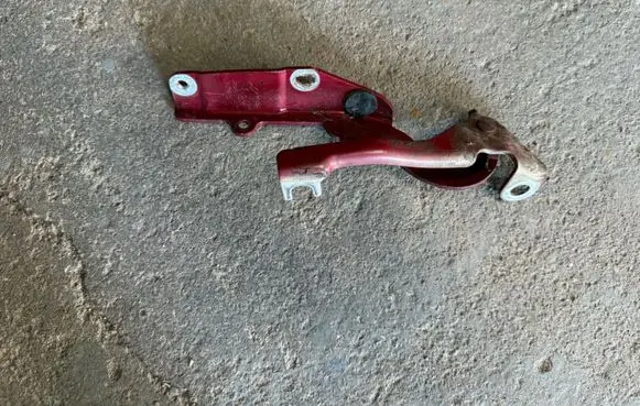 Engine bonnet/hood hinges