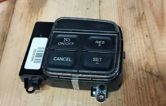 Steering wheel buttons/switches