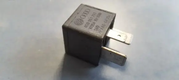 Volkswagen PASSAT B5.5 Other relay 8D0951253