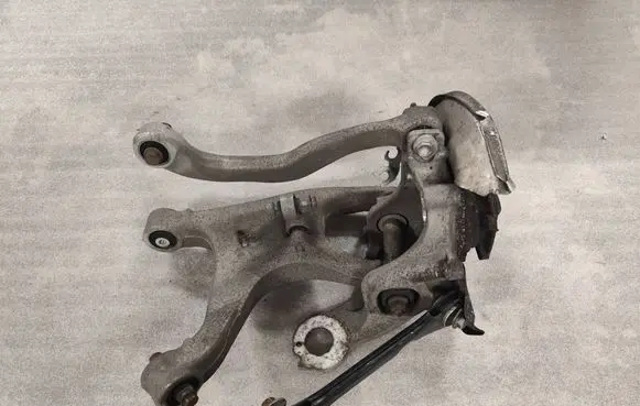 Rear wheel hub spindle/knuckle