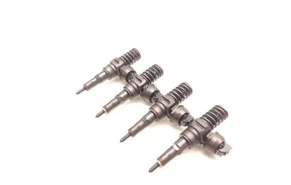 Volkswagen Golf Cross Fuel injectors set 038130073AG 0414720215