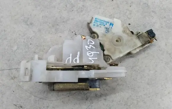 Subaru Impreza II Front door lock 61100FE000