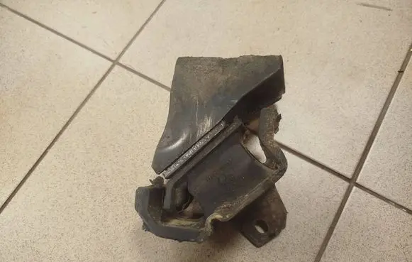 Nissan Terrano Engine mount bracket 112207f000