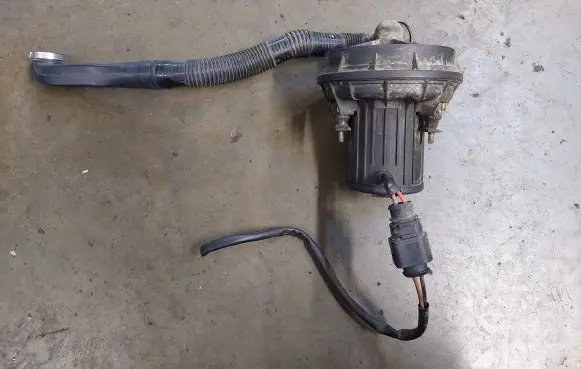Volkswagen PASSAT B5.5 Other engine bay part 058133817