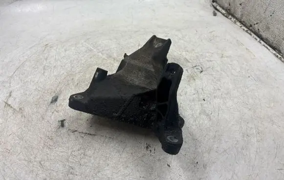 BMW 3 E90 E91 Engine mounting bracket 6760308