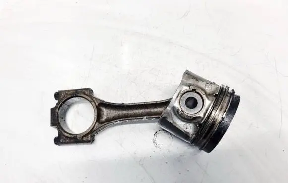 Volkswagen Golf IV Piston with connecting rod