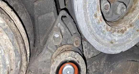 Volkswagen PASSAT B5.5 Generator/alternator belt tensioner