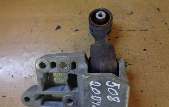 Peugeot 508 Engine mounting bracket 9677163980