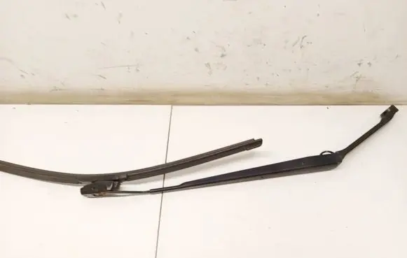 Nissan X-Trail T30 Front wiper blade arm 