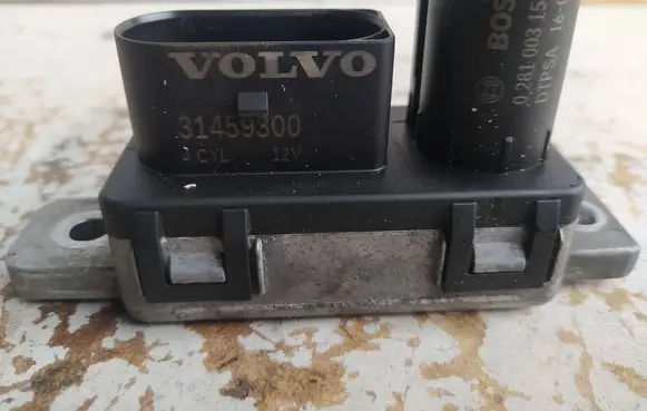 Volvo V40 Glow plug pre-heat relay 31459300