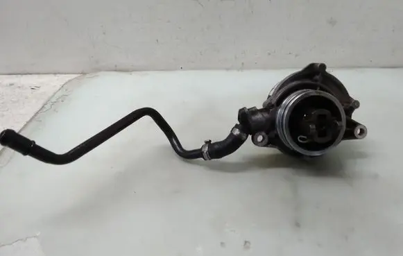 BMW 5 E60 E61 Vacuum pump 