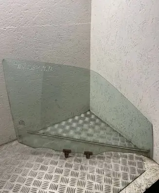 Nissan Juke I F15 Front door window glass four-door e643r007951