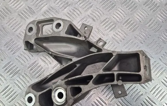 BMW X5 E70 Engine mounting bracket 6772673 67871110